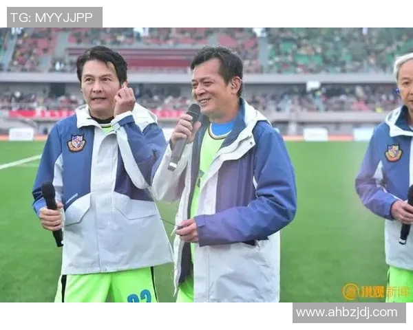 足球明星携老年机挑战赛场新玩法引发热议与欢笑